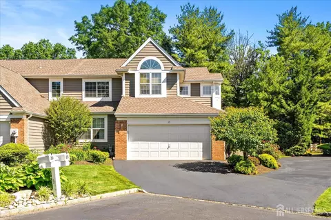 25 Cypress Point Ln, Monroe, NJ 08831