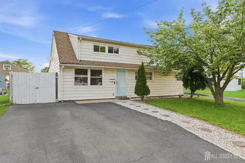 35 Coolidge Ave, Carteret, NJ 07008