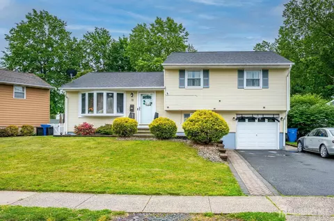 18 Starlit Dr, Middlesex, NJ 08846