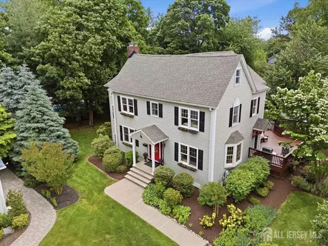 4 Honey Ct, Metuchen, NJ 08840