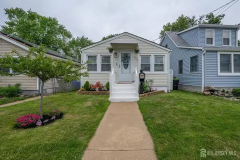 284 Shoreland Cir, Laurence Harbor, NJ 08879