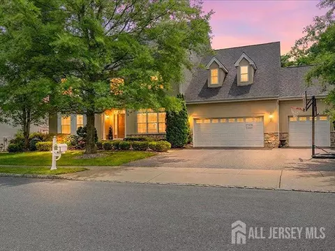6 Huggins Ln, Manalapan, NJ 07726