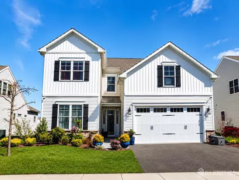 4 Pasture Dr, Farmingdale, NJ 07727