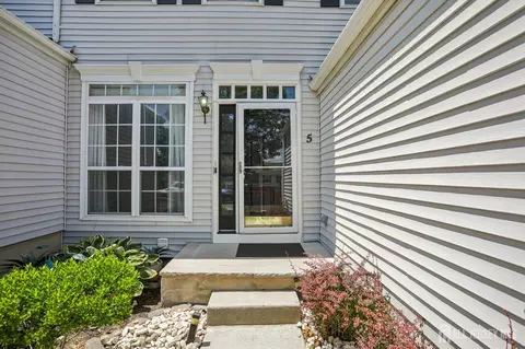 5 Schlottfeld Ln, Parlin, NJ 08859