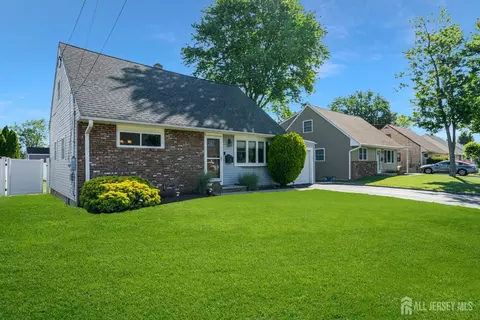 420 Decatur Ave, Middlesex, NJ 08846