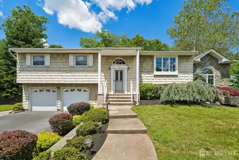 18 Mary Ellen Dr, Edison, NJ 08820