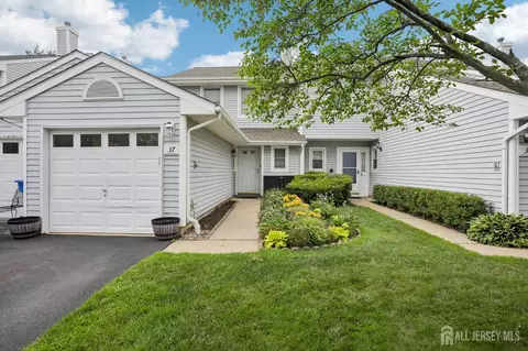 37 Upperbrook Ct, Parlin, NJ 08859