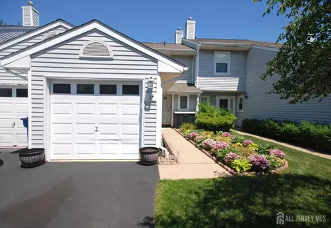 37 Upperbrook Ct, Parlin, NJ 08859