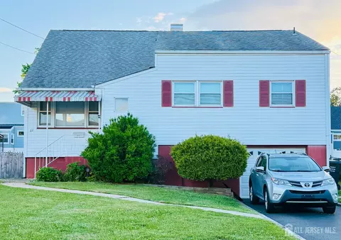 27 Concannon Dr, Fords, NJ 08863