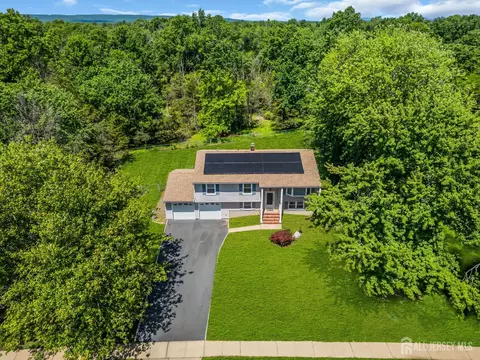 6 Fox Chase Run, Hillsborough, NJ 08844