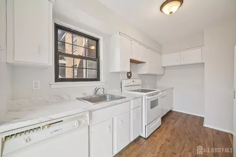 323 323 Gill Ln, Iselin, NJ 08830