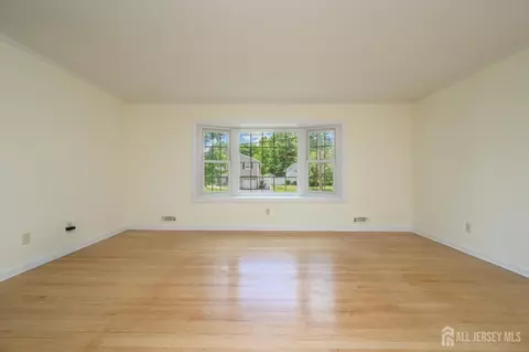 Living - 31 Starlit Dr, Middlesex, NJ 08846 photo 5 of 6