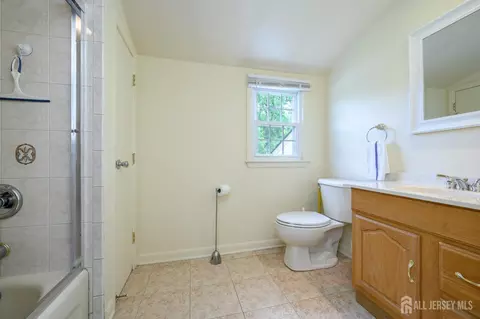 Bath - 31 Starlit Dr, Middlesex, NJ 08846 photo 2 of 3