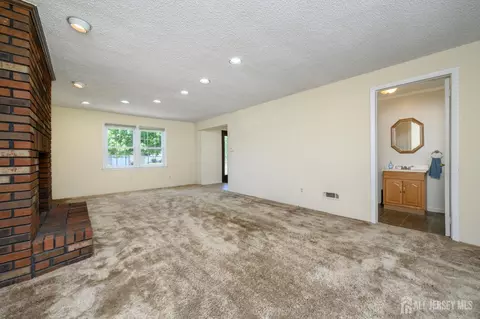 Living - 31 Starlit Dr, Middlesex, NJ 08846 photo 3 of 6