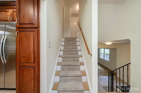 Entry Way - 31 Starlit Dr, Middlesex, NJ 08846 photo 3 of 4
