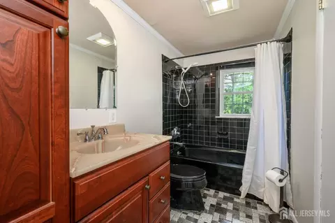 Bath - 31 Starlit Dr, Middlesex, NJ 08846 photo 1 of 3
