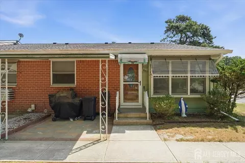 10 Bennington Ln #H, Manchester, NJ 08759