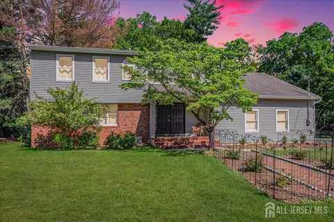2 Abbott Ct, Edison, NJ 08820