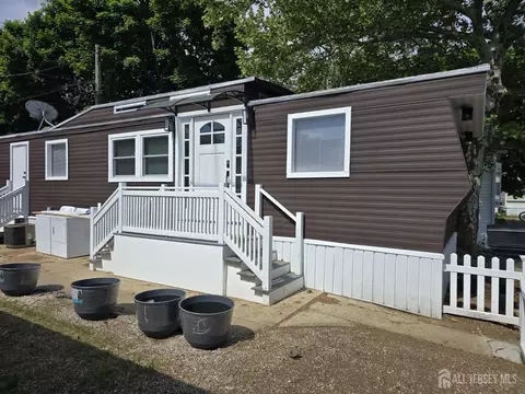 9 Monique Cir, Hazlet, NJ 07730