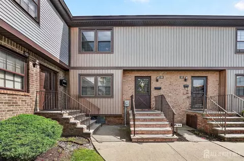 136 Highview Dr, Woodbridge, NJ 07095