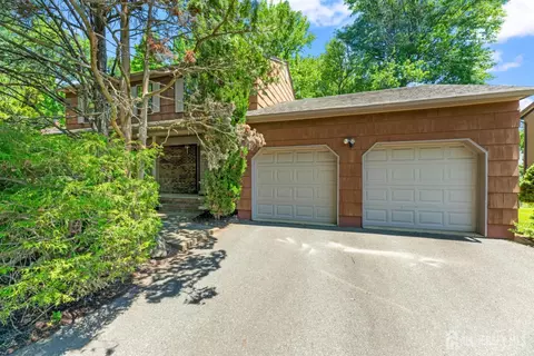 11 Aspen Cir, Edison, NJ 08820