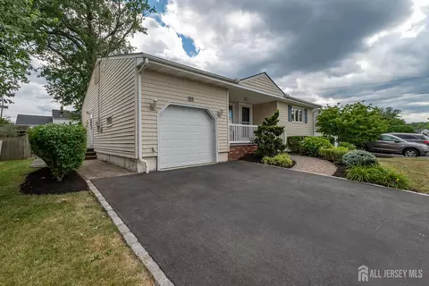 95 Jeffery Rd, Colonia, NJ 07067