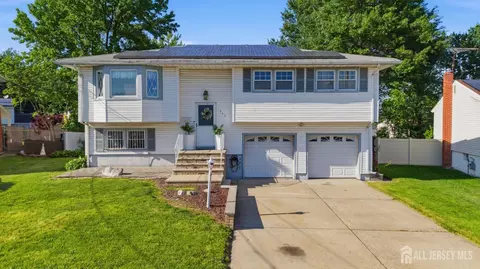 742 Gornik Dr, Perth Amboy, NJ 08861