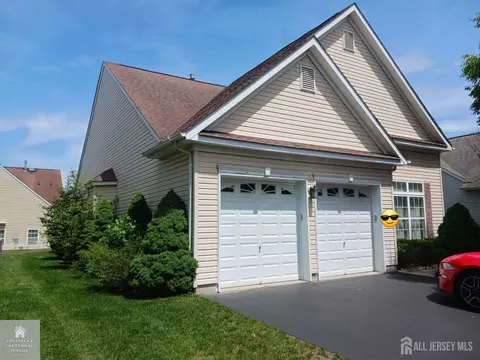 6 Holly Manor Ct, Helmetta, NJ 08828