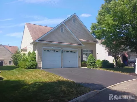 6 Holly Manor Ct, Helmetta, NJ 08828