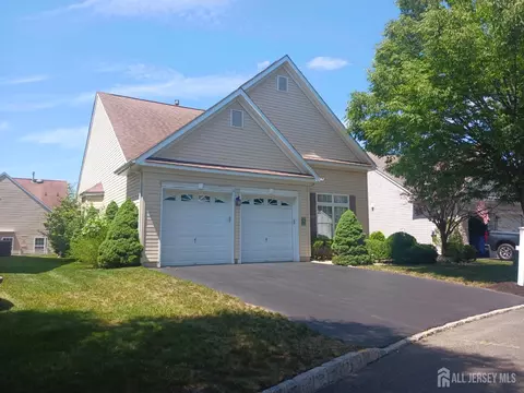 6 Holly Manor Ct, Helmetta, NJ 08828
