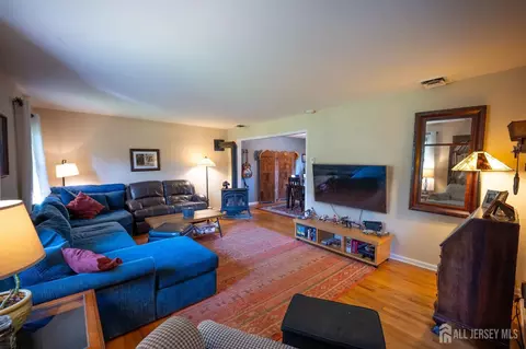 207 Grant Ave, Middlesex, NJ 08846