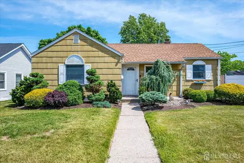30 Walnut St, Edison, NJ 08817