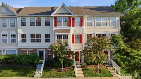 27 Woodlake Dr, Parlin, NJ 08859