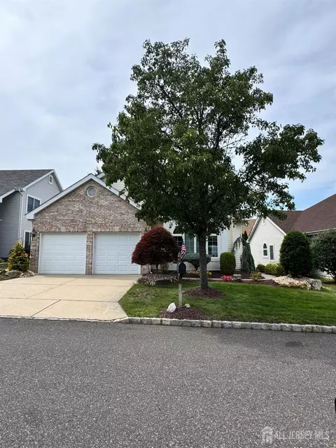 7 Sherwood Dr, Monroe, NJ 08831