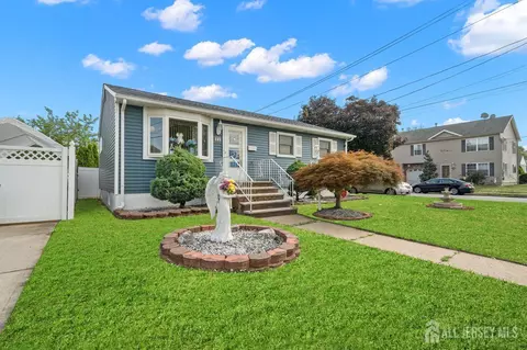 21 Spruce St, Carteret, NJ 07008