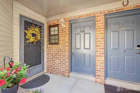 208 Sunshine Ct, Parlin, NJ 08859
