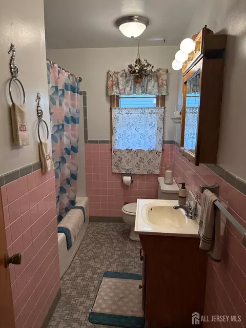 38 Wayne St, Edison, NJ 08817