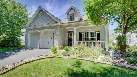 13 High St, Helmetta, NJ 08828