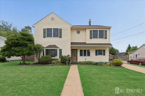 45 Walnut St, Edison, NJ 08817