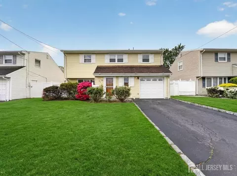 95 Pine St, Iselin, NJ 08830