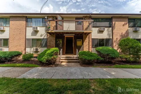 517 Cricket Ln, Woodbridge, NJ 07095