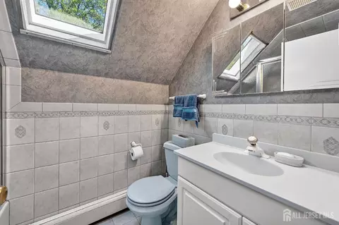 Bath - 29 Ormont Ln, Matawan, NJ 07747 photo 2 of 2