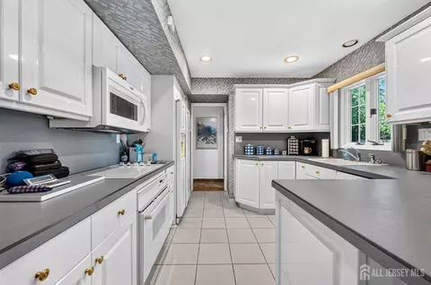 Kitchen - 29 Ormont Ln, Matawan, NJ 07747 photo 1 of 4