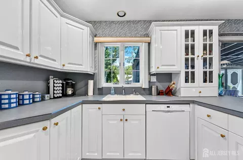 Kitchen - 29 Ormont Ln, Matawan, NJ 07747 photo 2 of 4