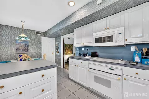 Kitchen - 29 Ormont Ln, Matawan, NJ 07747 photo 4 of 4
