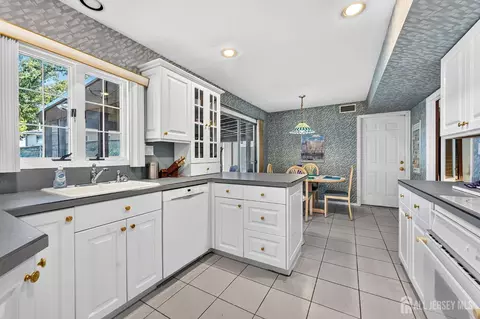 Kitchen - 29 Ormont Ln, Matawan, NJ 07747 photo 3 of 4