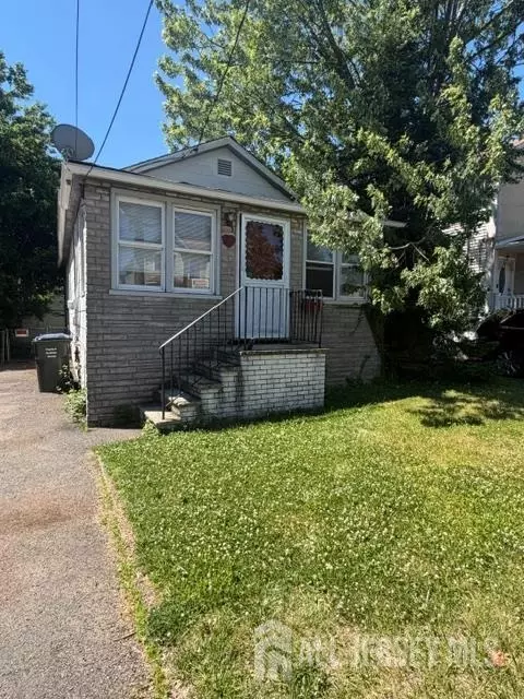 21 Trento St, Iselin, NJ 08830