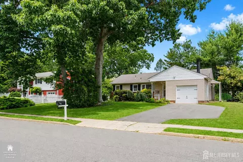 90 Oak Hill Dr, Toms River, NJ 08753