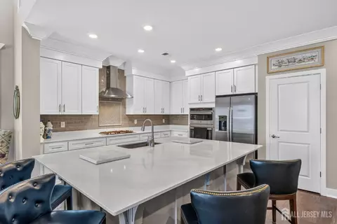 2 Vizcaya Dr, Monroe, NJ 08831