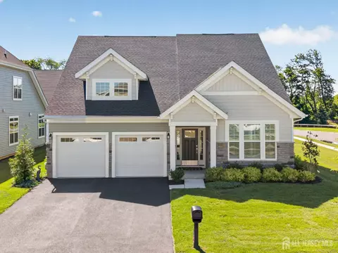 2 Vizcaya Dr, Monroe, NJ 08831